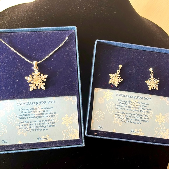 New in box Crystal snowflakes necklace/earrings set - Picture 2 of 5